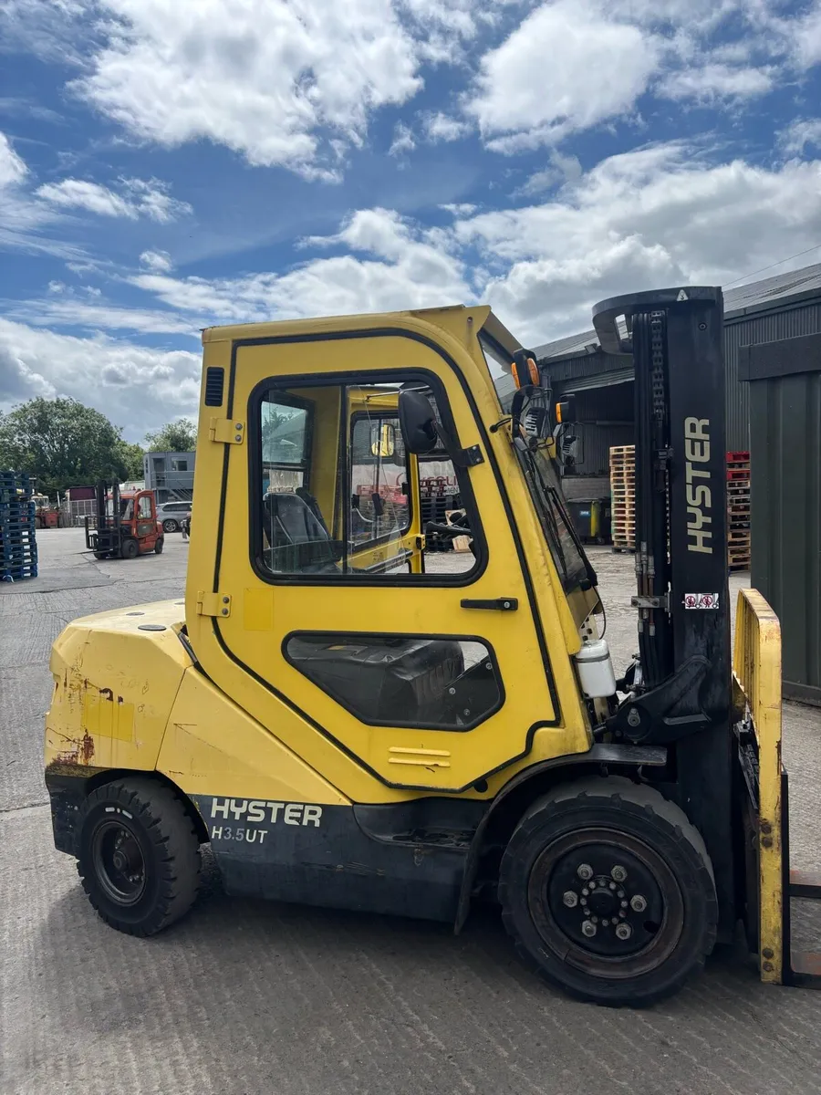 A large selection of forklifts and forklift masts. - Image 2