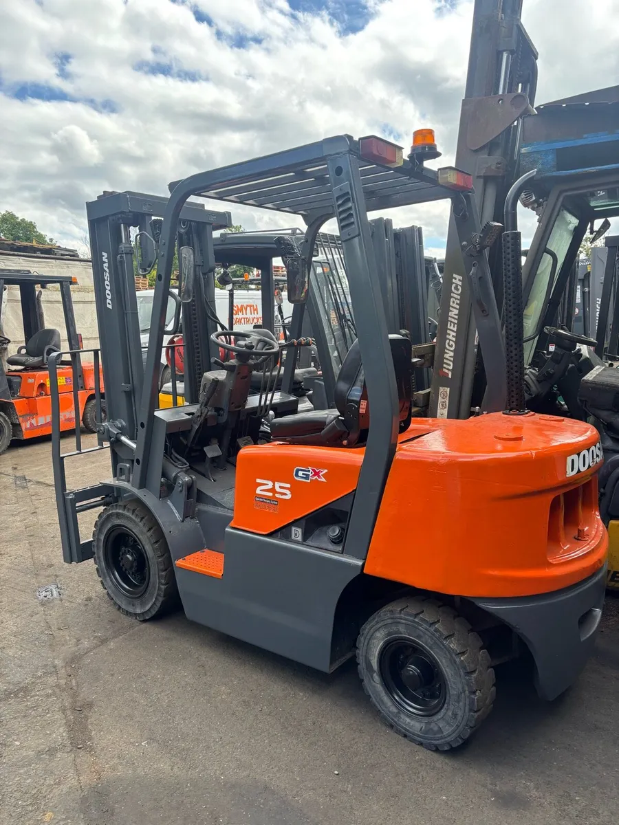 A large selection of forklifts and forklift masts. - Image 1