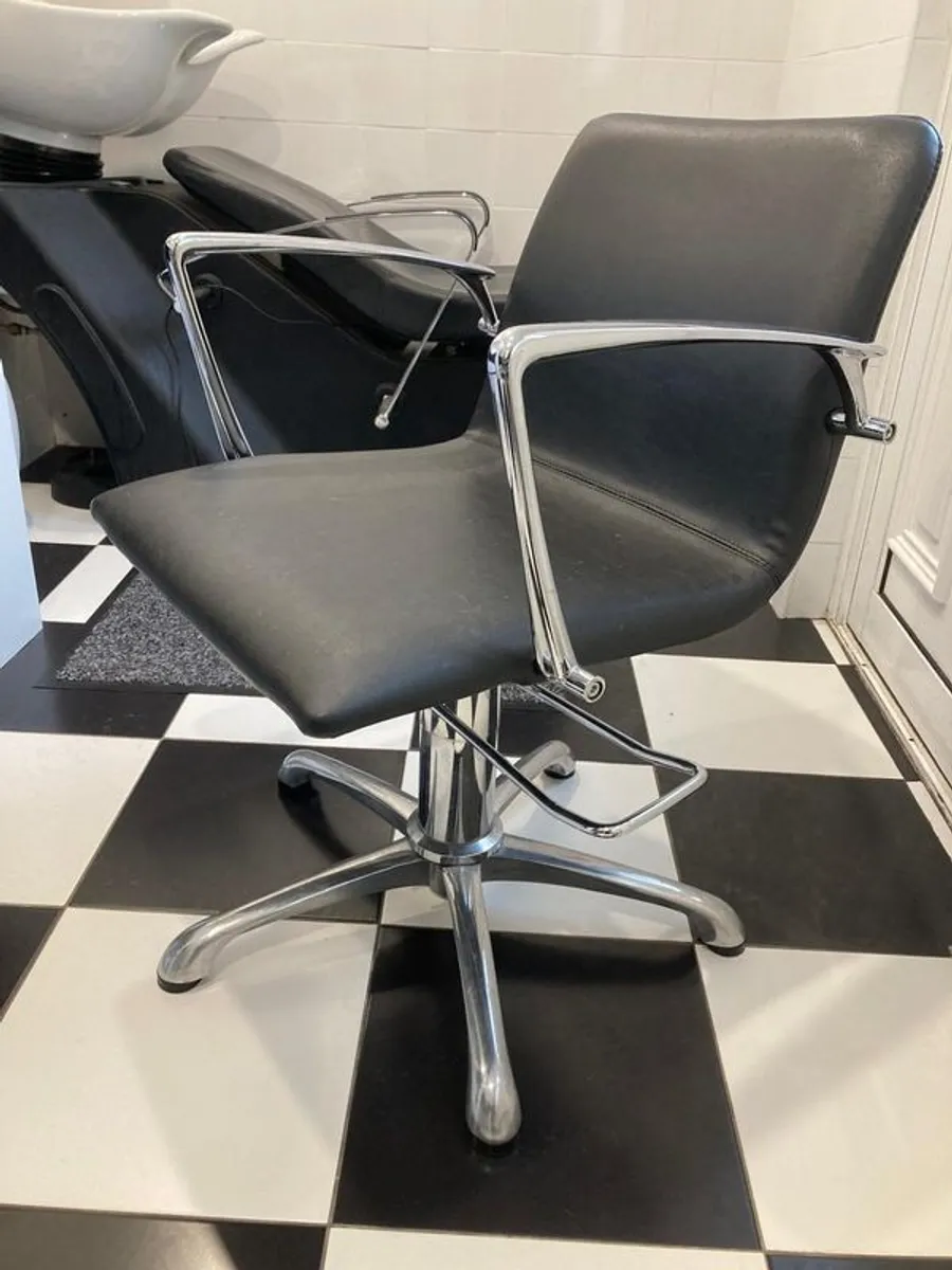 Salon contents - Image 3