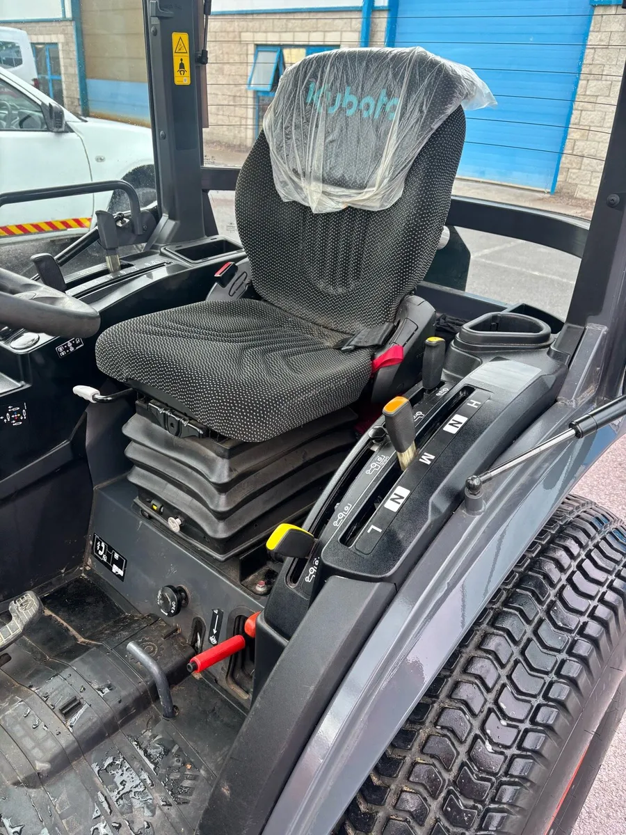 Kubota compact tractor - Image 3