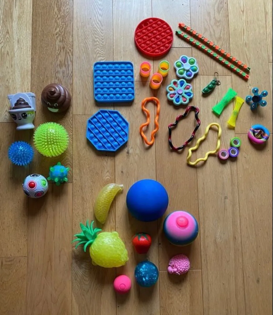 35 squishys, fidget spinners, whacky tracks etc - Image 1