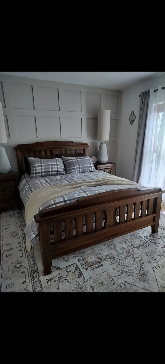 King size bed - Image 1