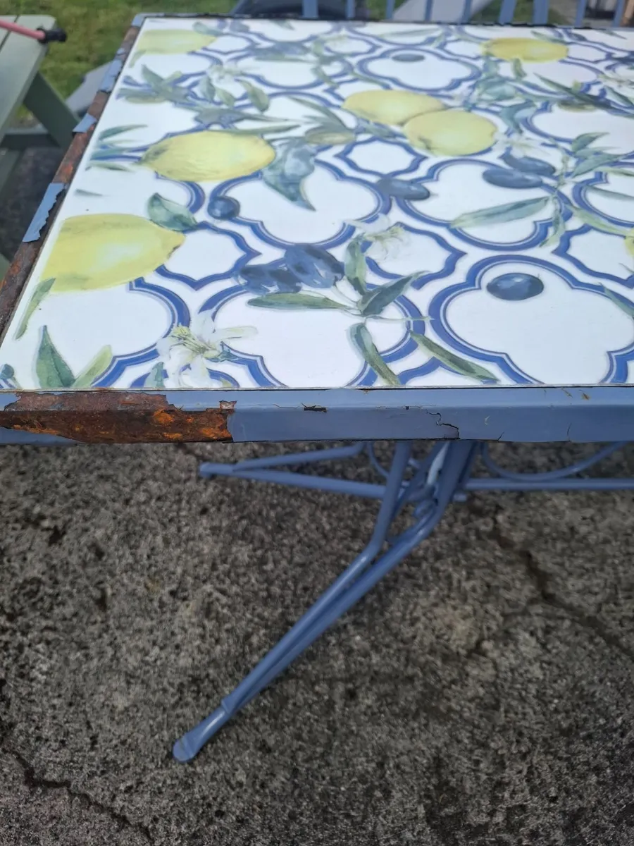 Mosaic tiled garden table and 4 chairs - Image 3