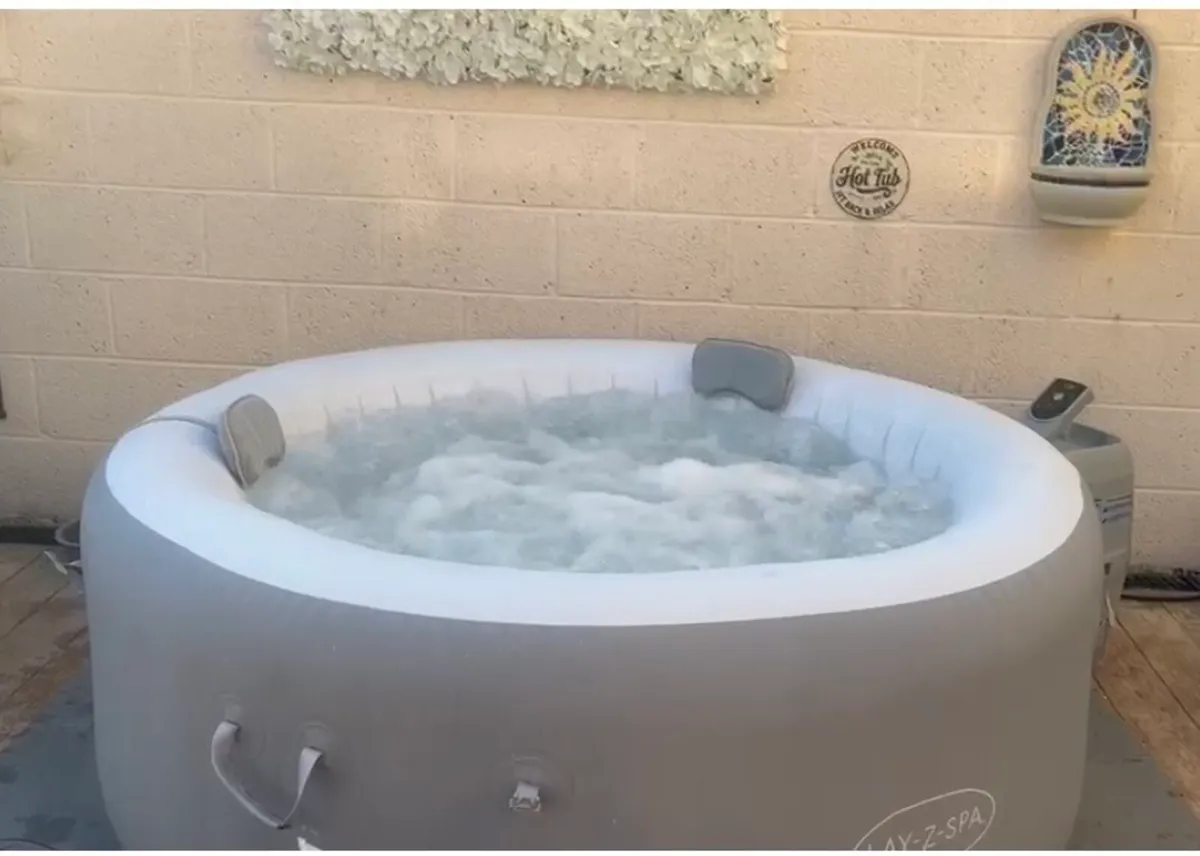 Lay-z spa hot tub - Image 3