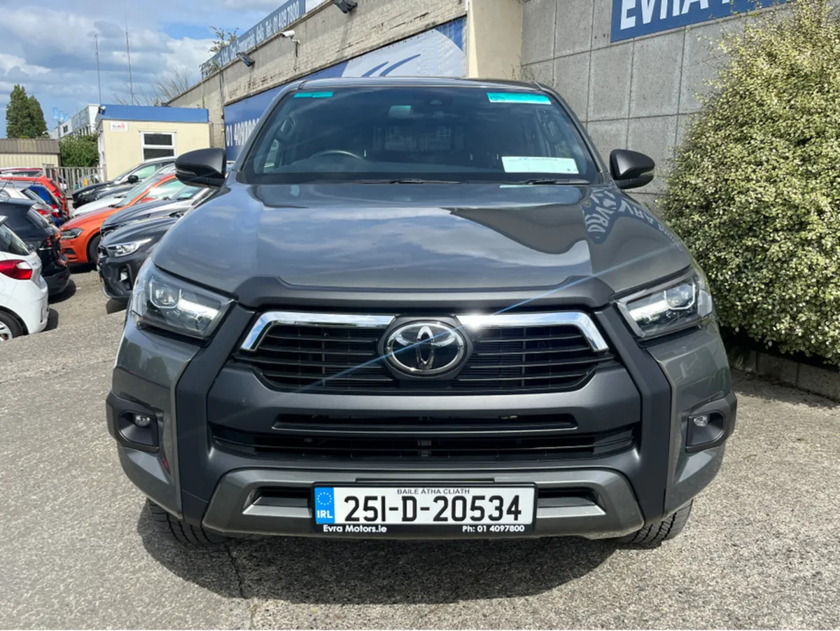 Toyota Hilux INVINCIBLE MHEV AUTOMATIC 2.8 DIESEL - Image 2