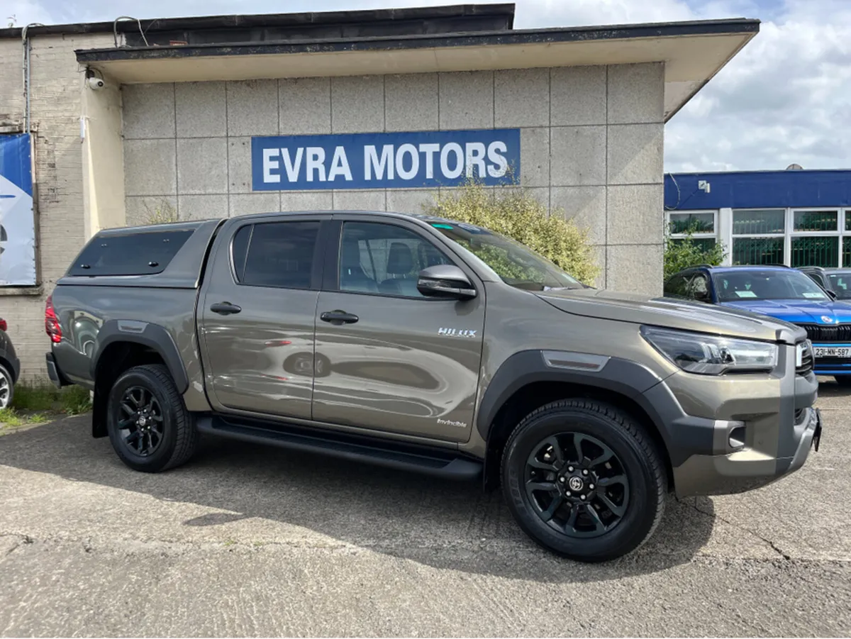 Toyota Hilux INVINCIBLE MHEV AUTOMATIC 2.8 DIESEL - Image 3