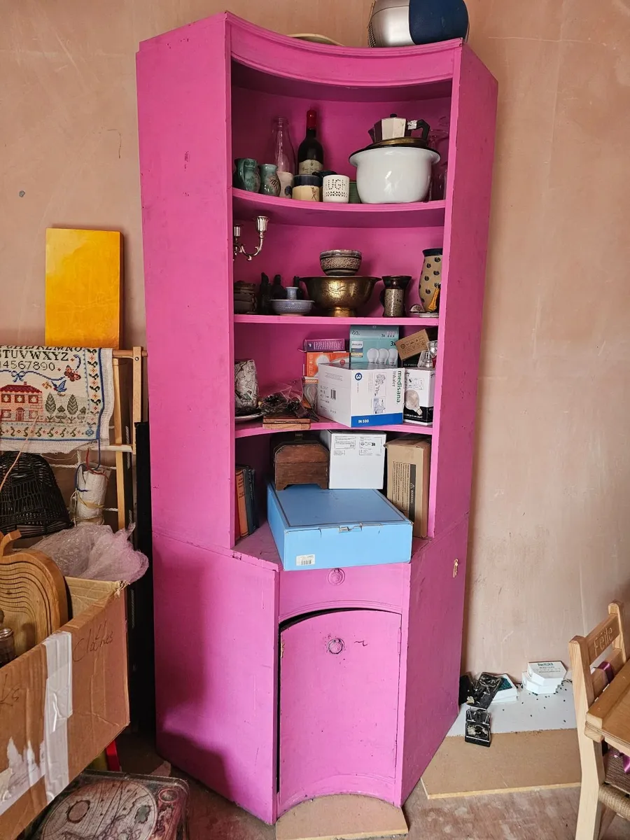 Corner cabinet