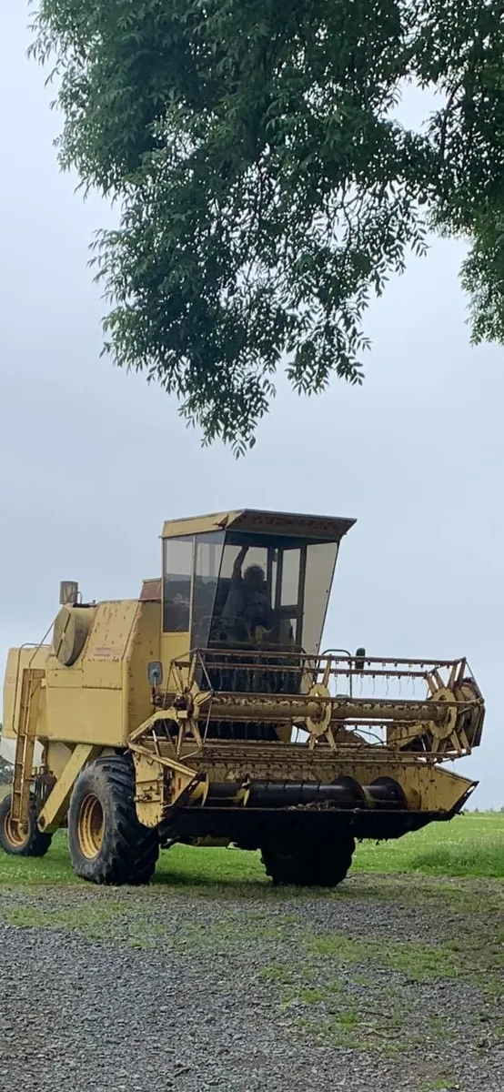 1530 New Holland Combine - Image 1