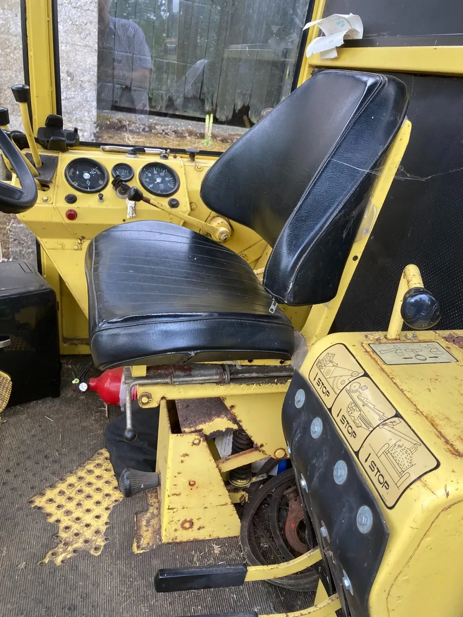 1530 New Holland Combine - Image 2