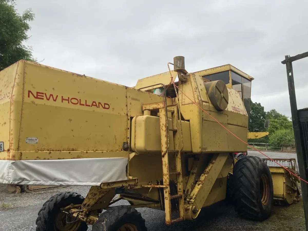 1530 New Holland Combine - Image 4