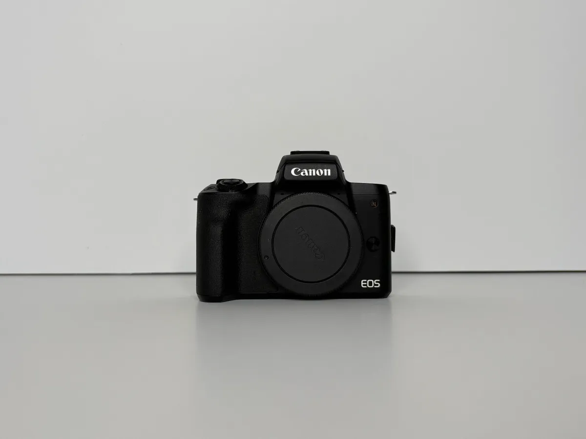 Canon EOS M50 Mark II + 3 batteries + charger - Image 1