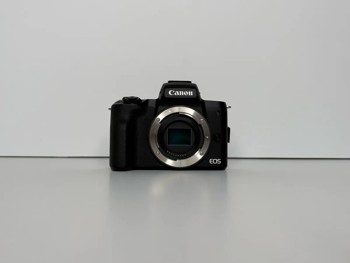 Canon EOS M50 Mark II + 3 batteries + charger - Image 2