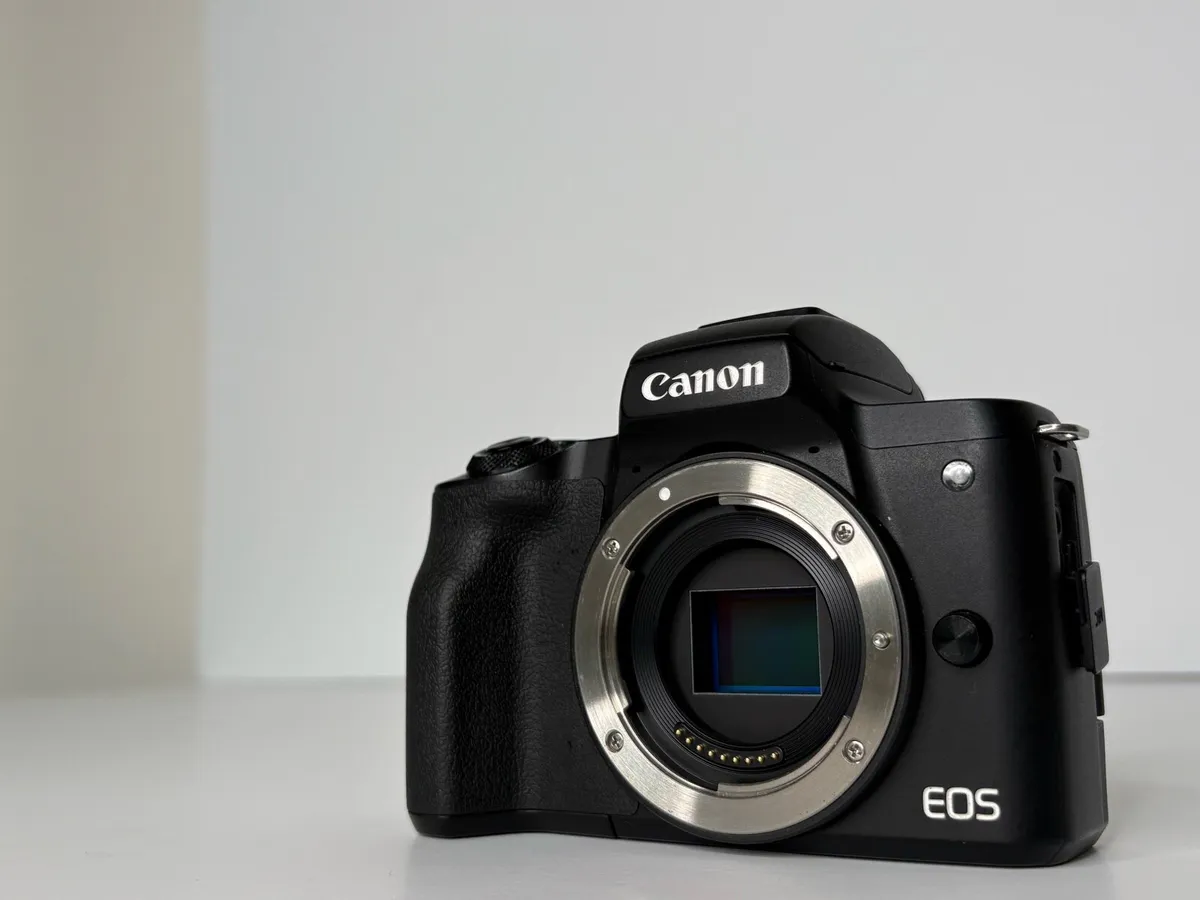 Canon EOS M50 Mark II + 3 batteries + charger - Image 3