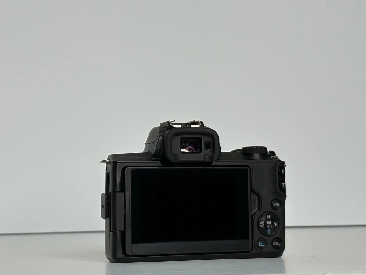 Canon EOS M50 Mark II + 3 batteries + charger - Image 4