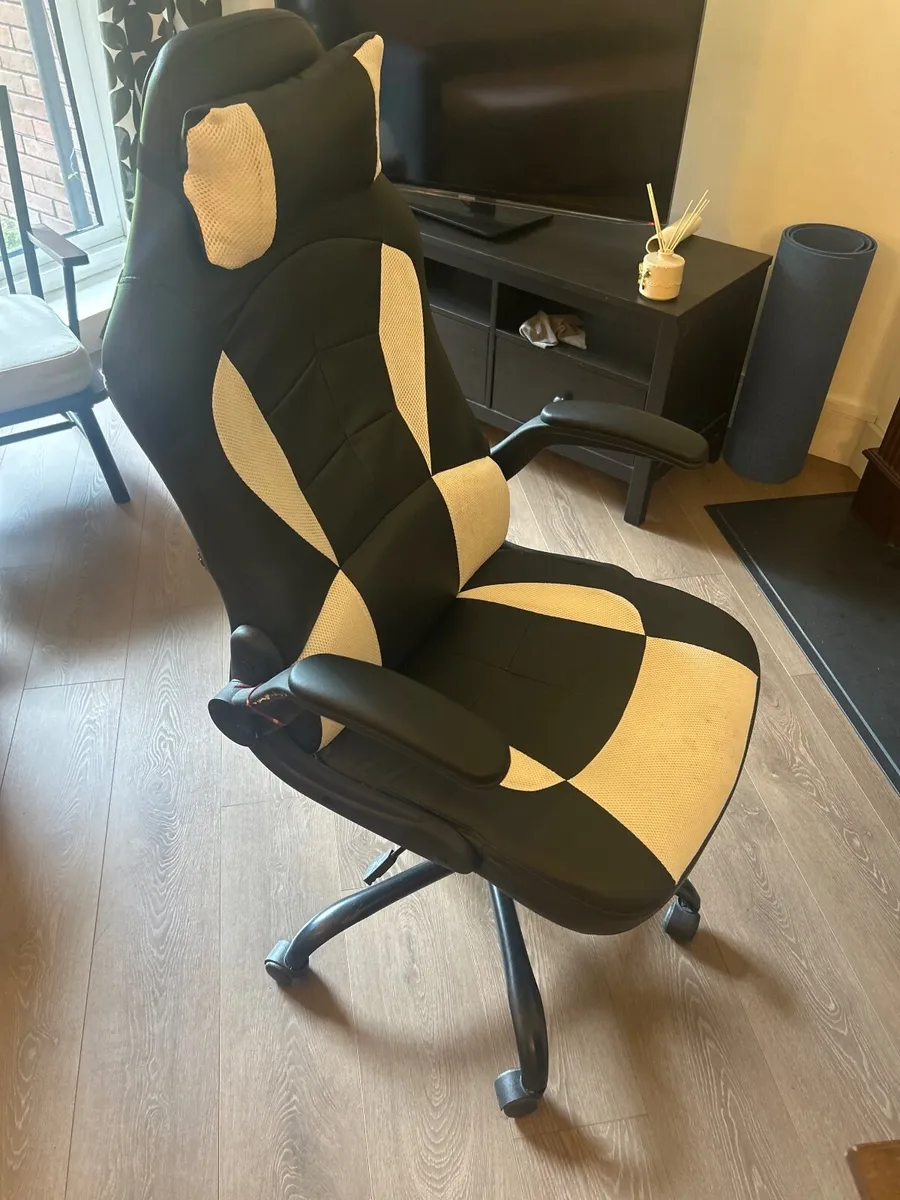 Office furniture - L shaped desk and office chair - Image 2