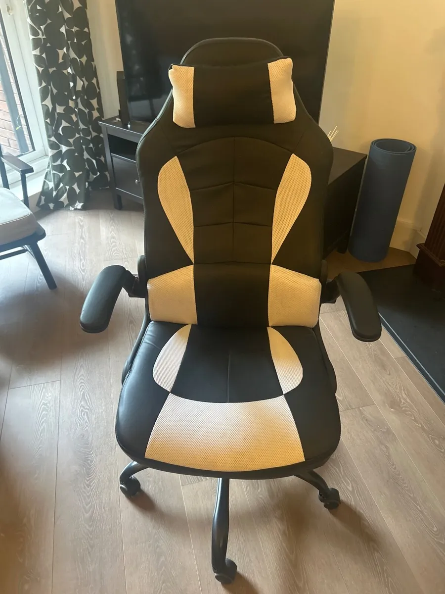 Office furniture - L shaped desk and office chair - Image 1