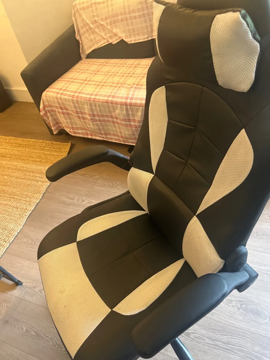 Office furniture - L shaped desk and office chair - Image 3