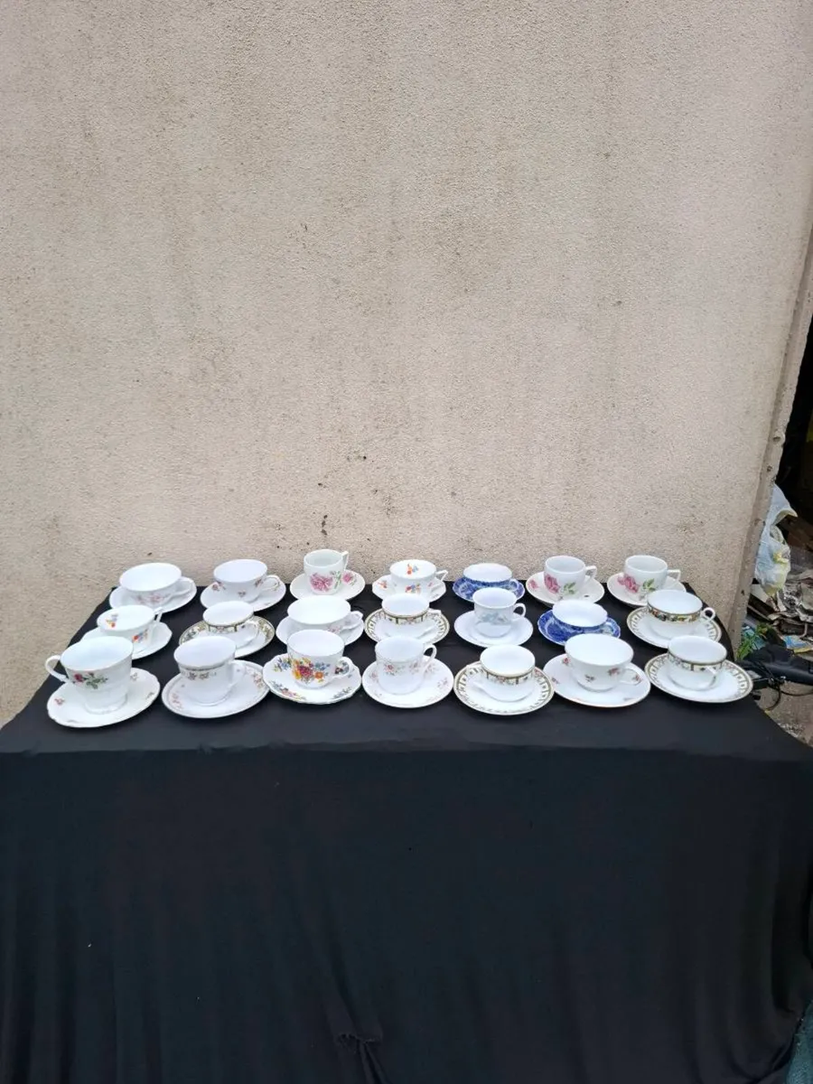 20 china cups and saucers postage possible - Image 1