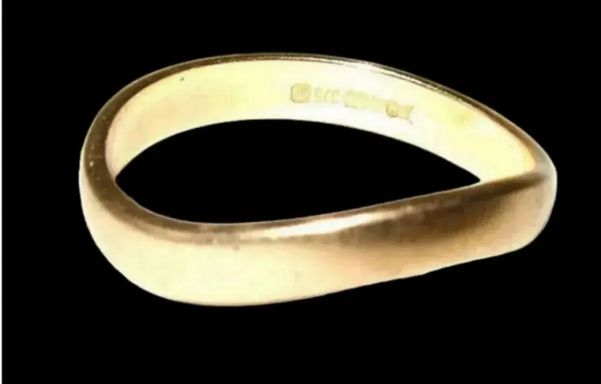 Vintage Hallmarked 9ct Gold 'Wave' Ring - Image 4