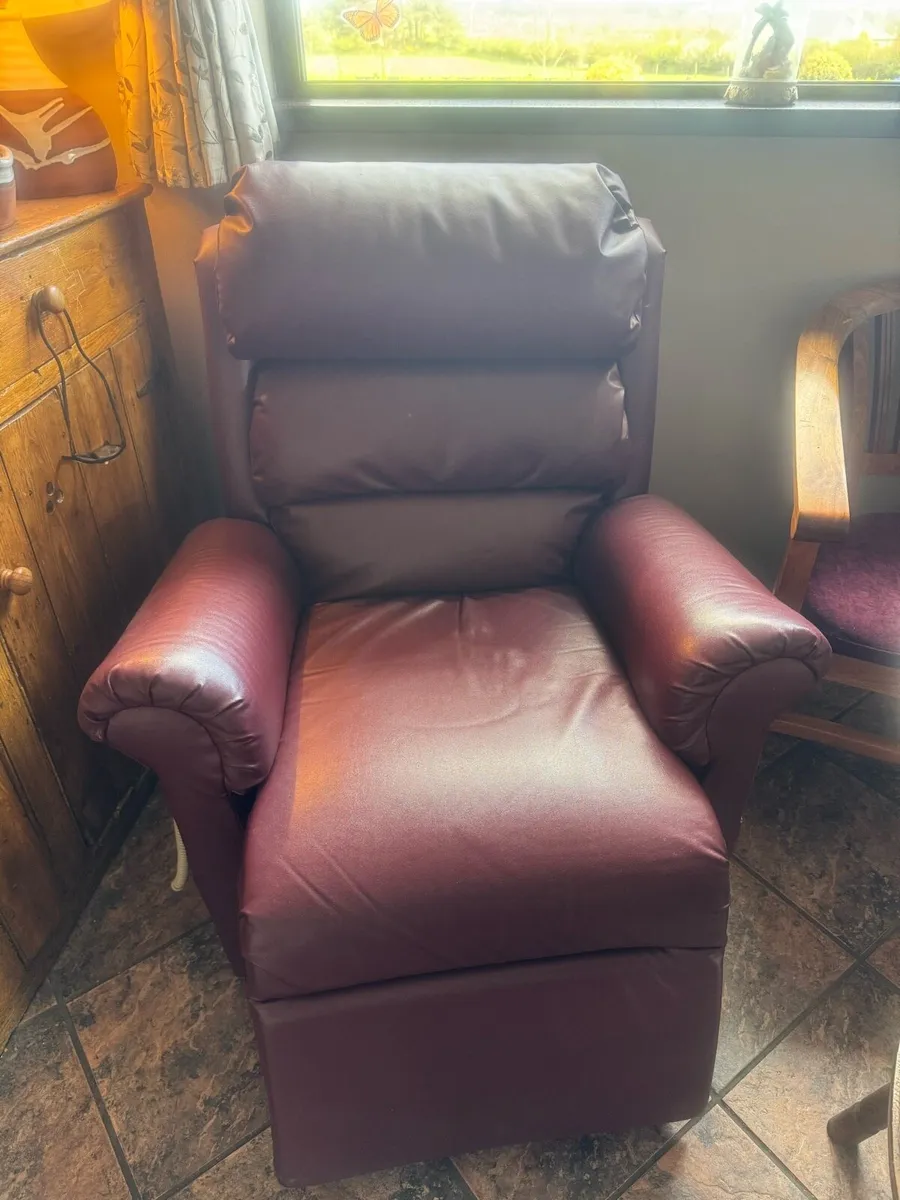 Rise and recliner chair - Image 2