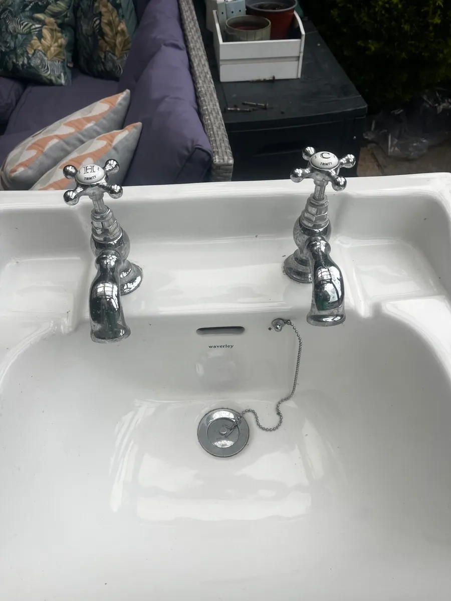 Bathroom sink - Image 2