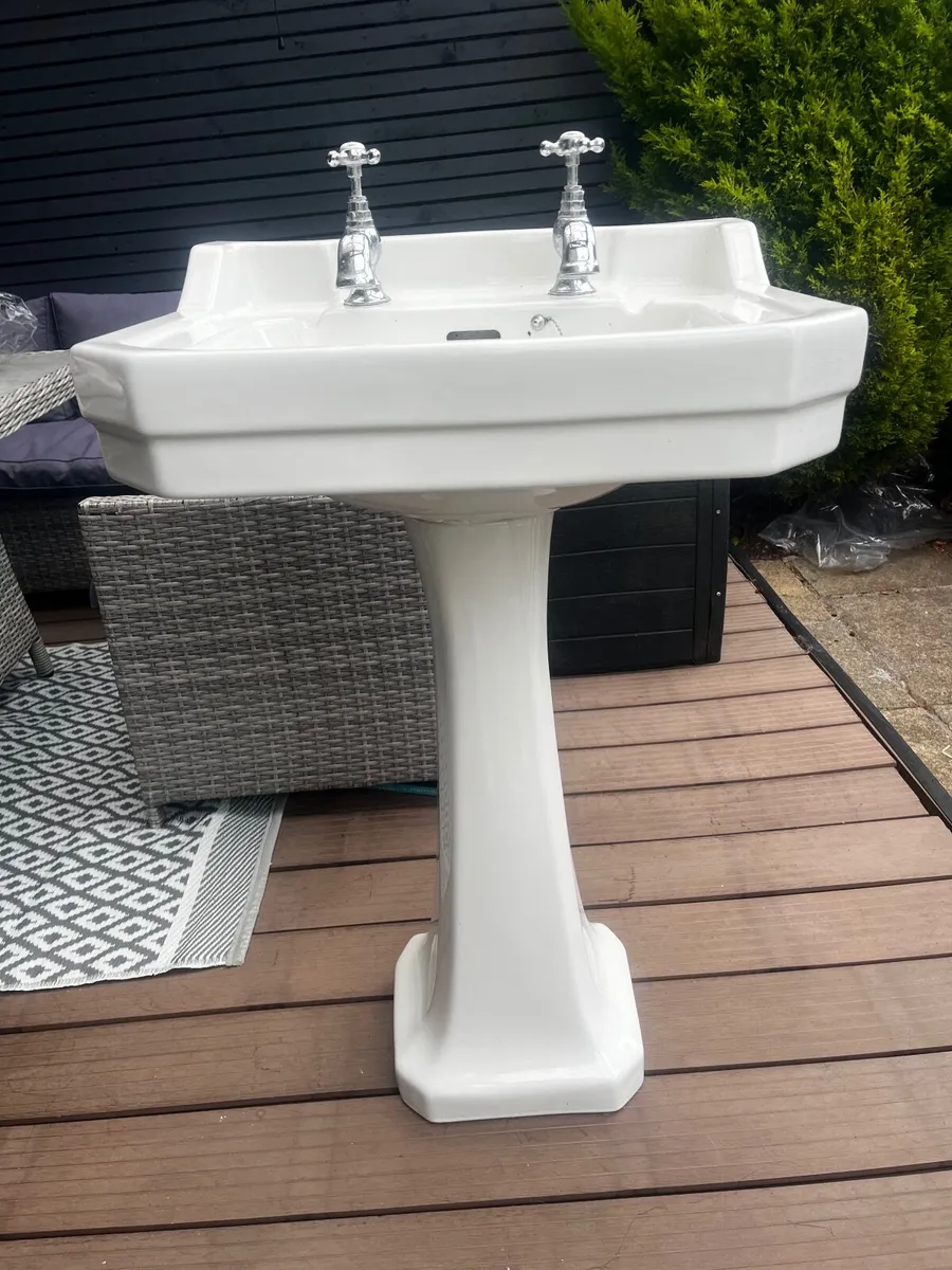 Bathroom sink - Image 1