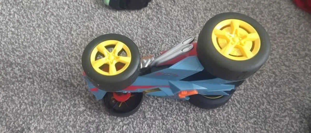 Hot wheels flipping furry 2 in 1 - Image 2