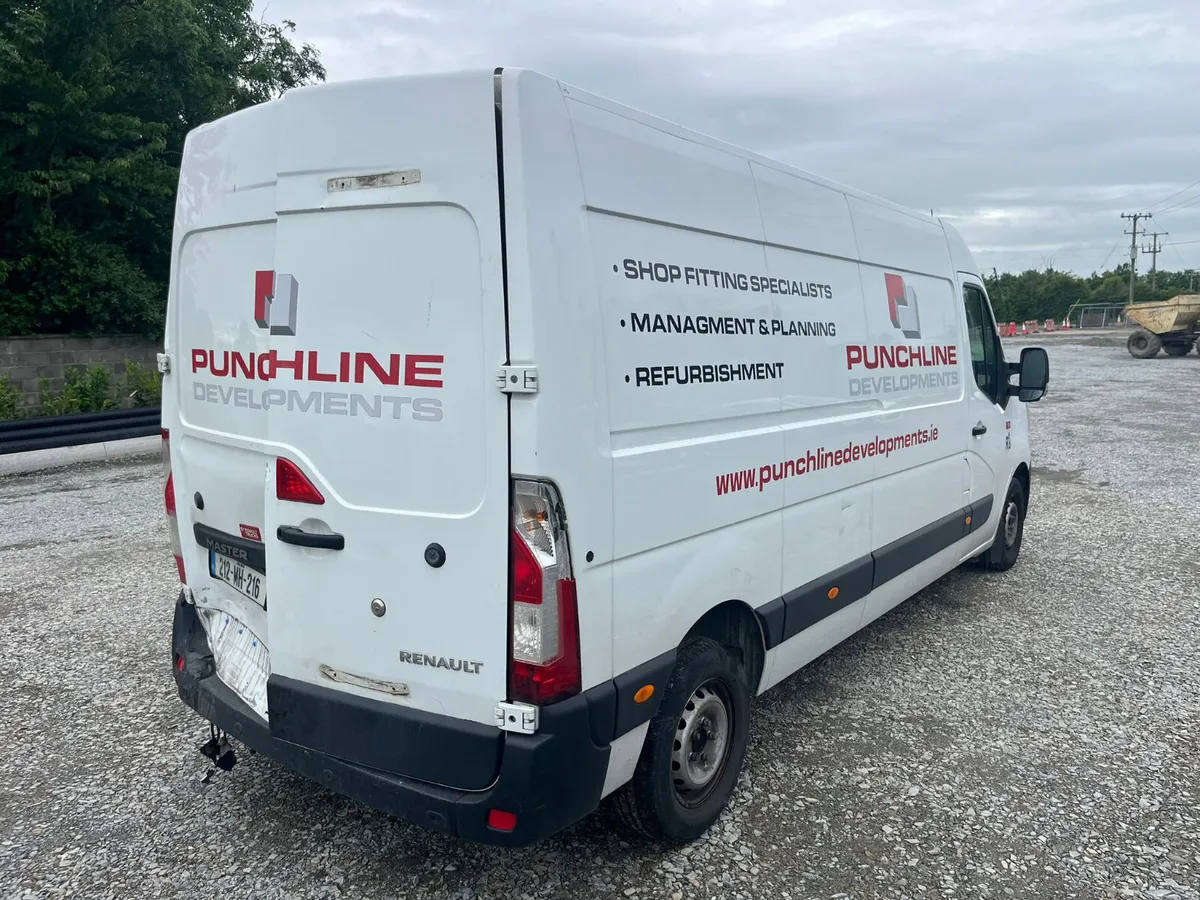 Renault Master 2021 Rear Damage - Image 4