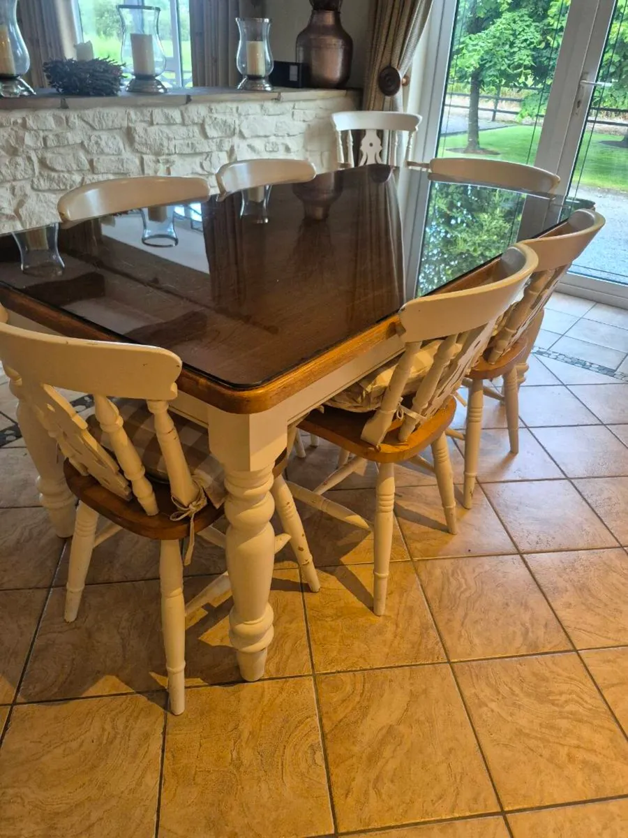 Table and eight chairs - Image 1