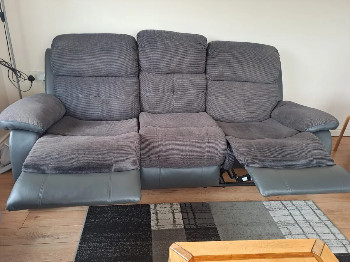Recliner sofa excellent condition - Image 2