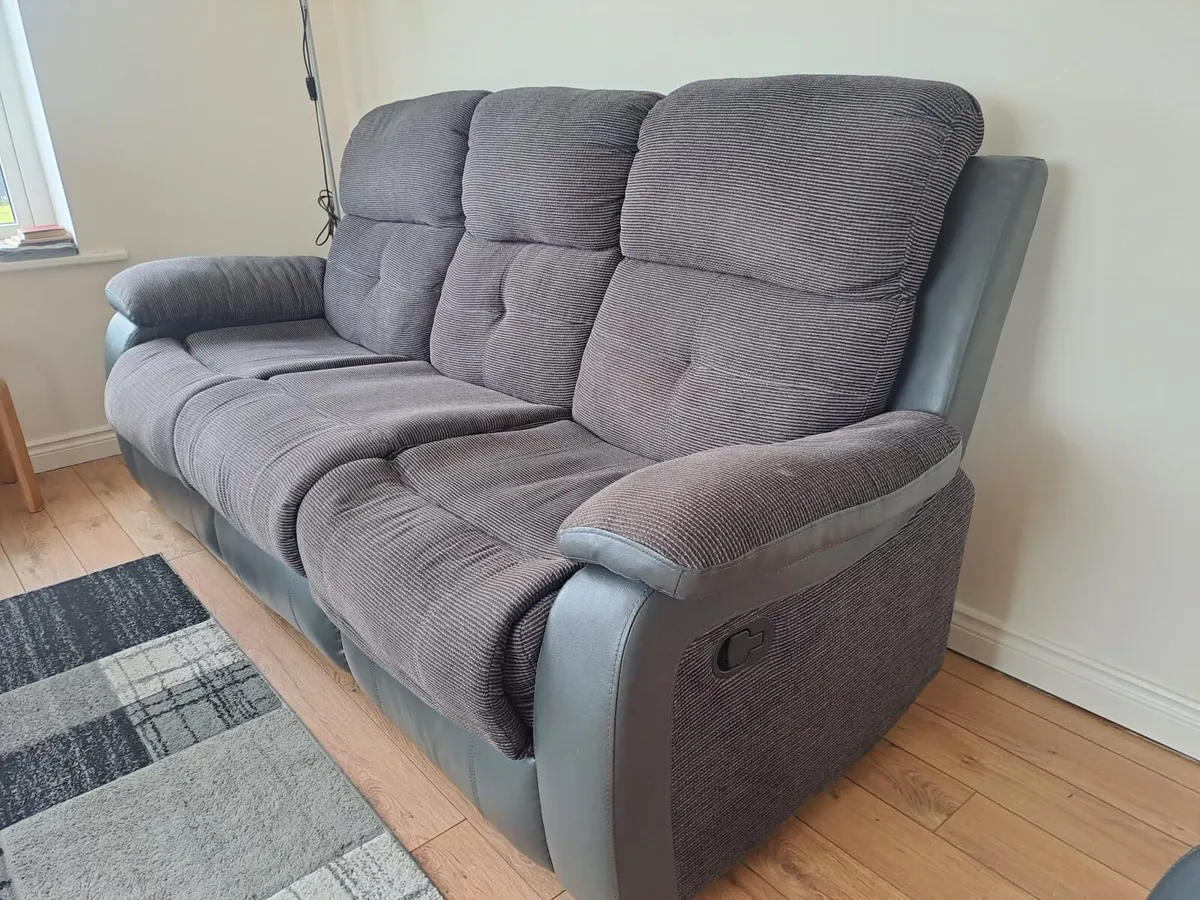 Recliner sofa excellent condition - Image 3