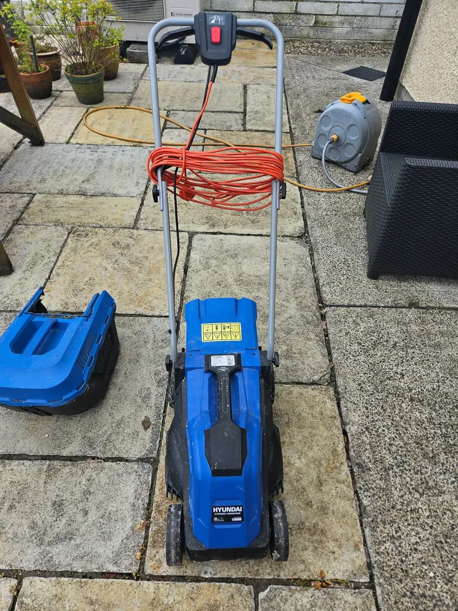 Hyundai Electric Lawnmower 33cm width - Image 1