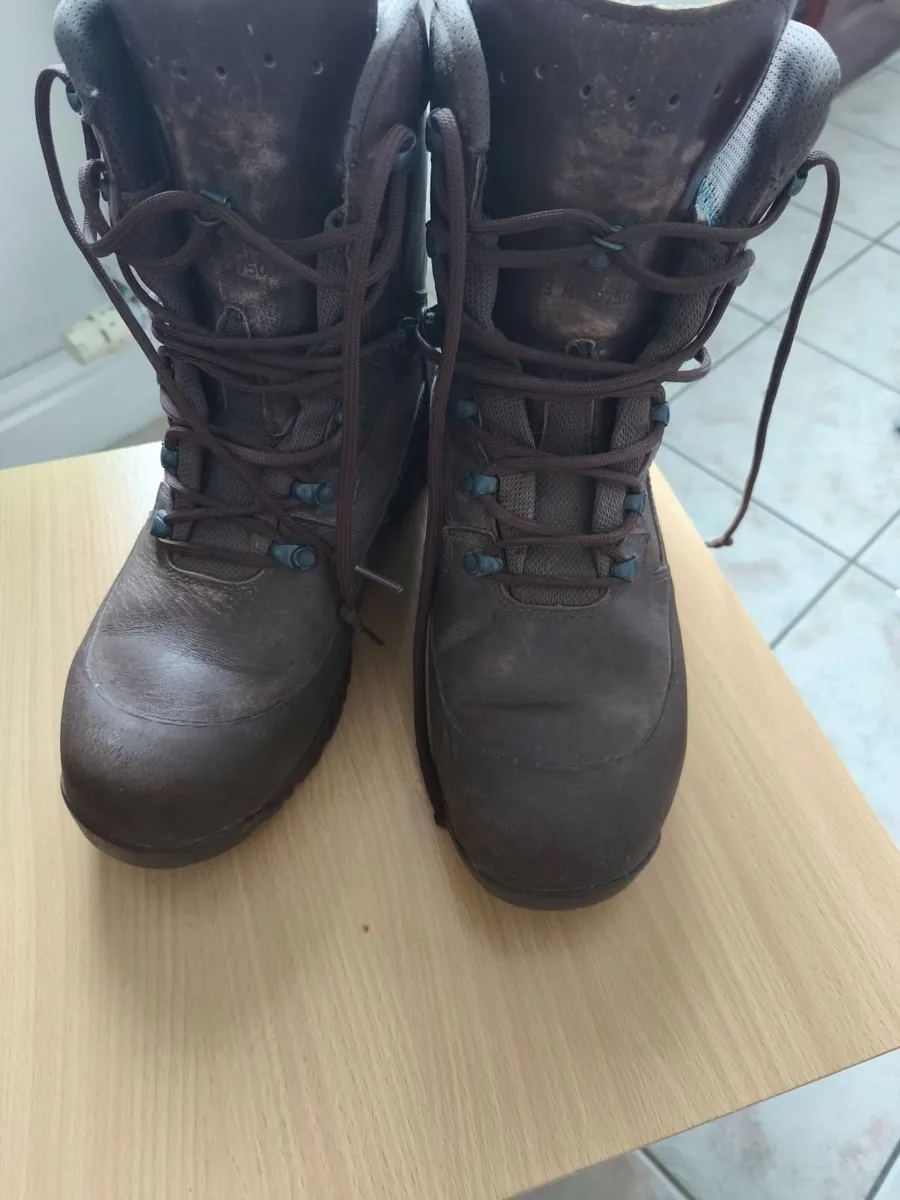 Hiking boots - Image 2