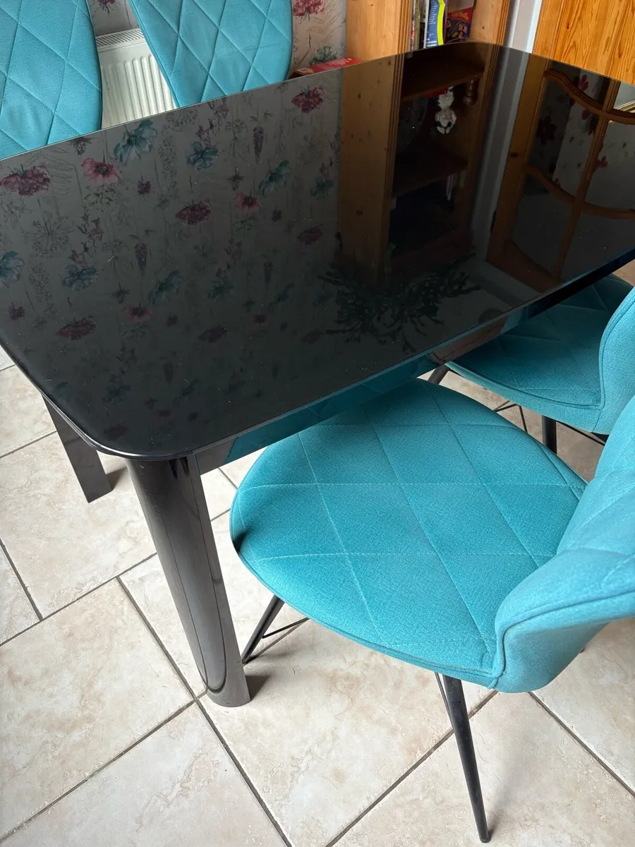 Dining table - Image 1