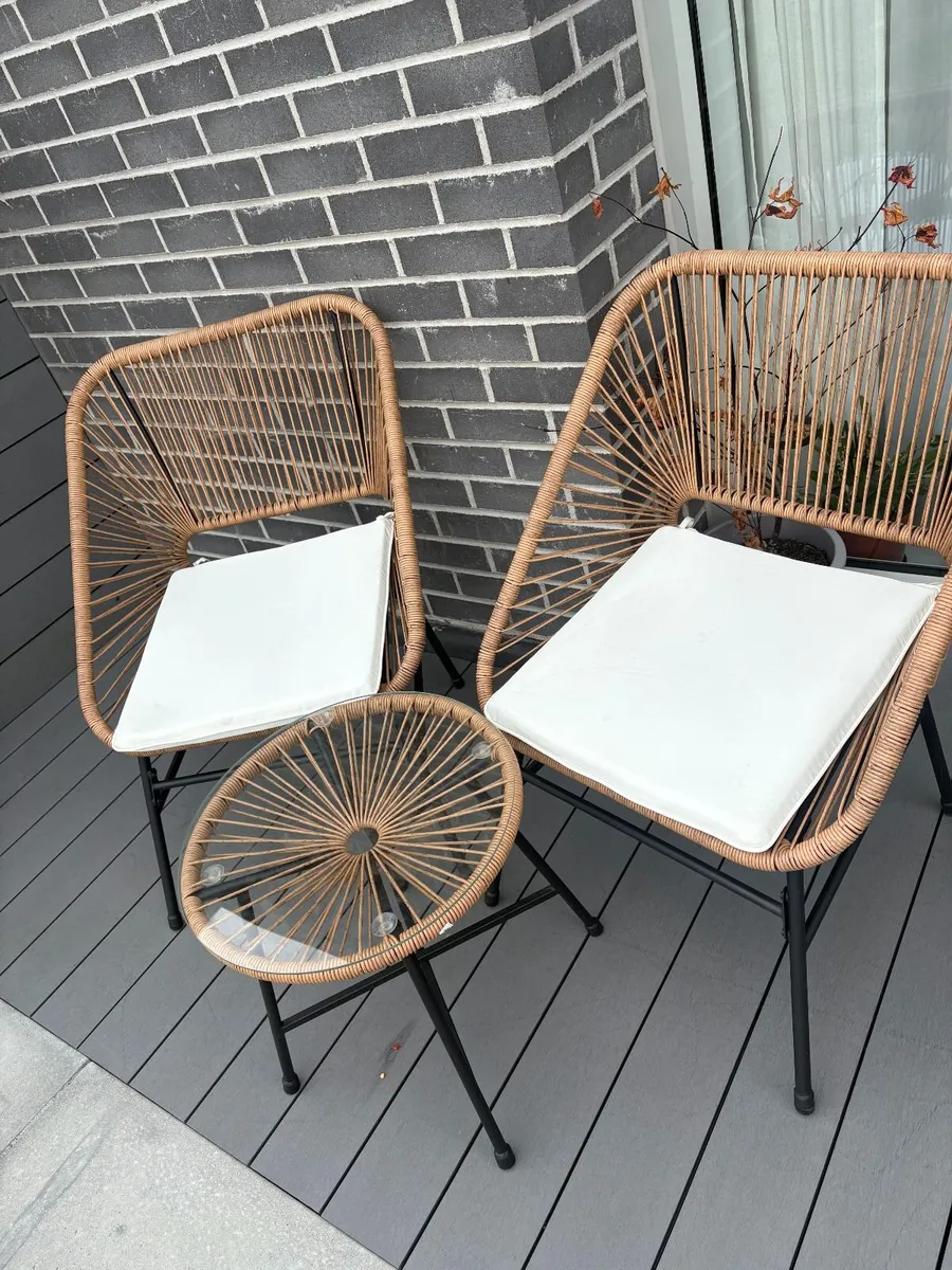 3-Piece Outdoor Bistro Set - Weather resistant - Image 1