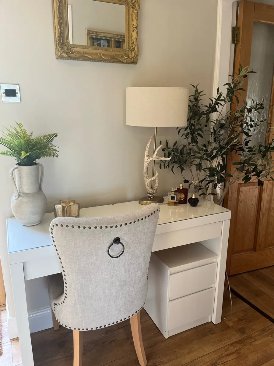 Dressing table / desk / nail bar - Image 1