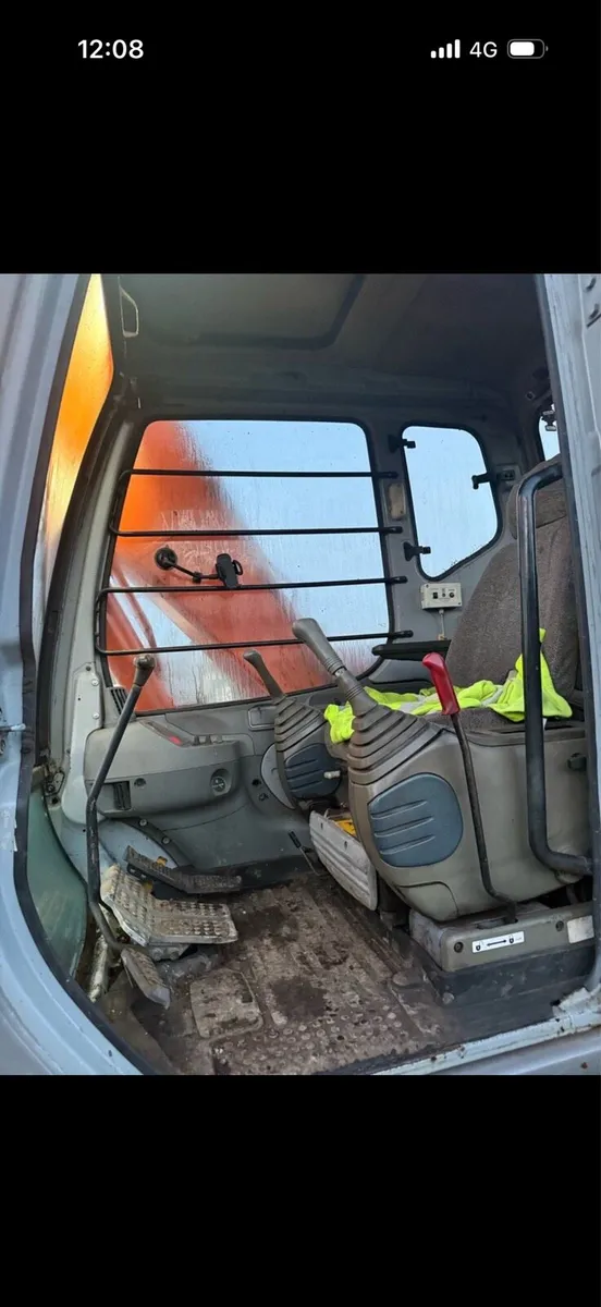 2001 Hitachi ex120-5 (trade in taken) - Image 2