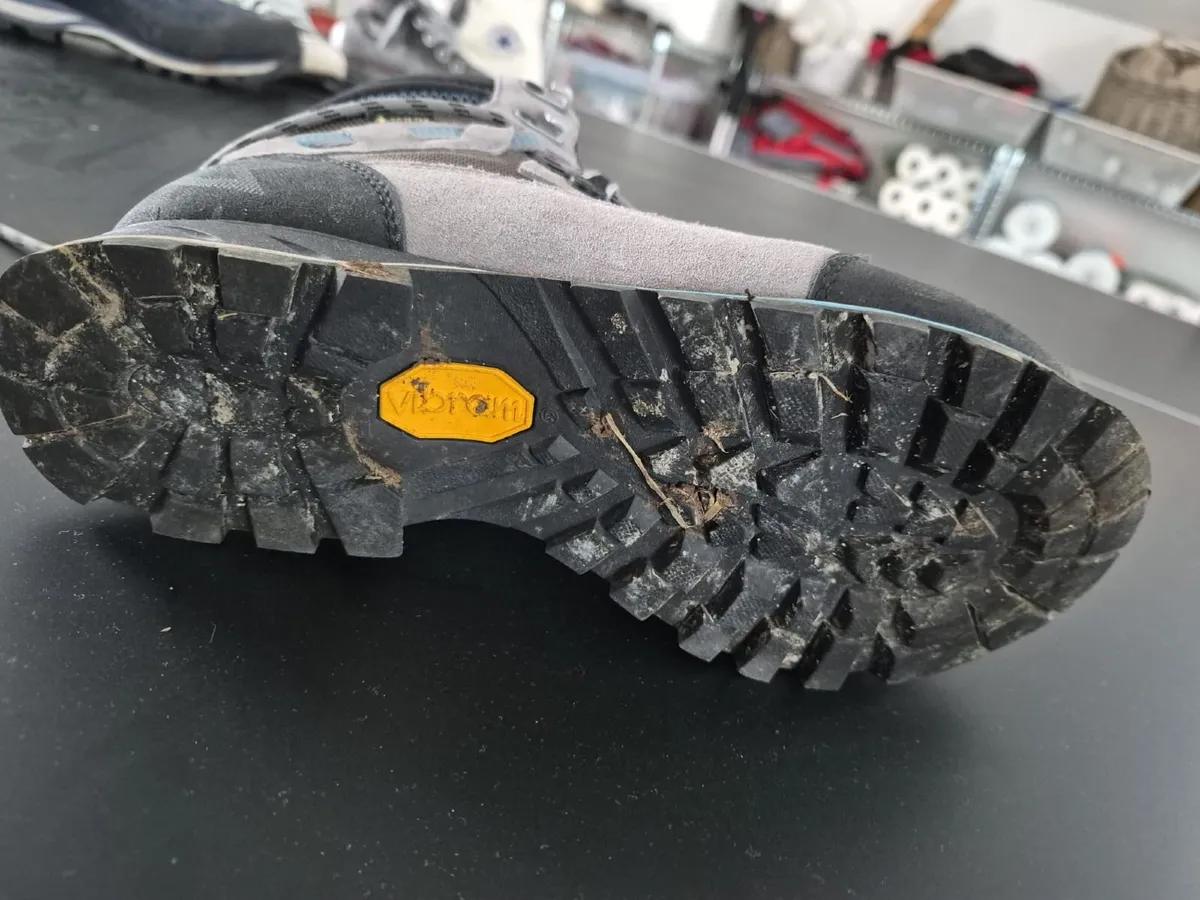 Garmont walking boots - Image 2