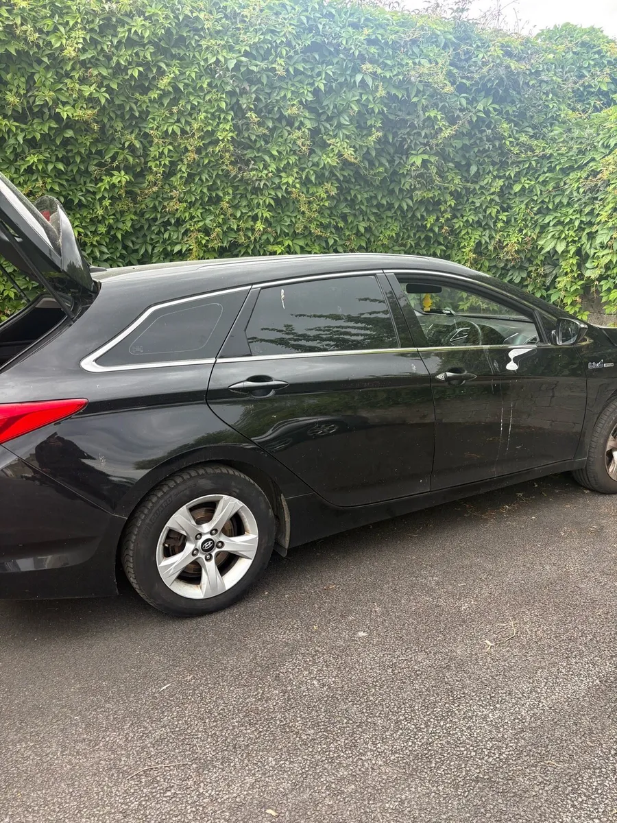 Hyundai i40 estate for parts or repairs - Image 1