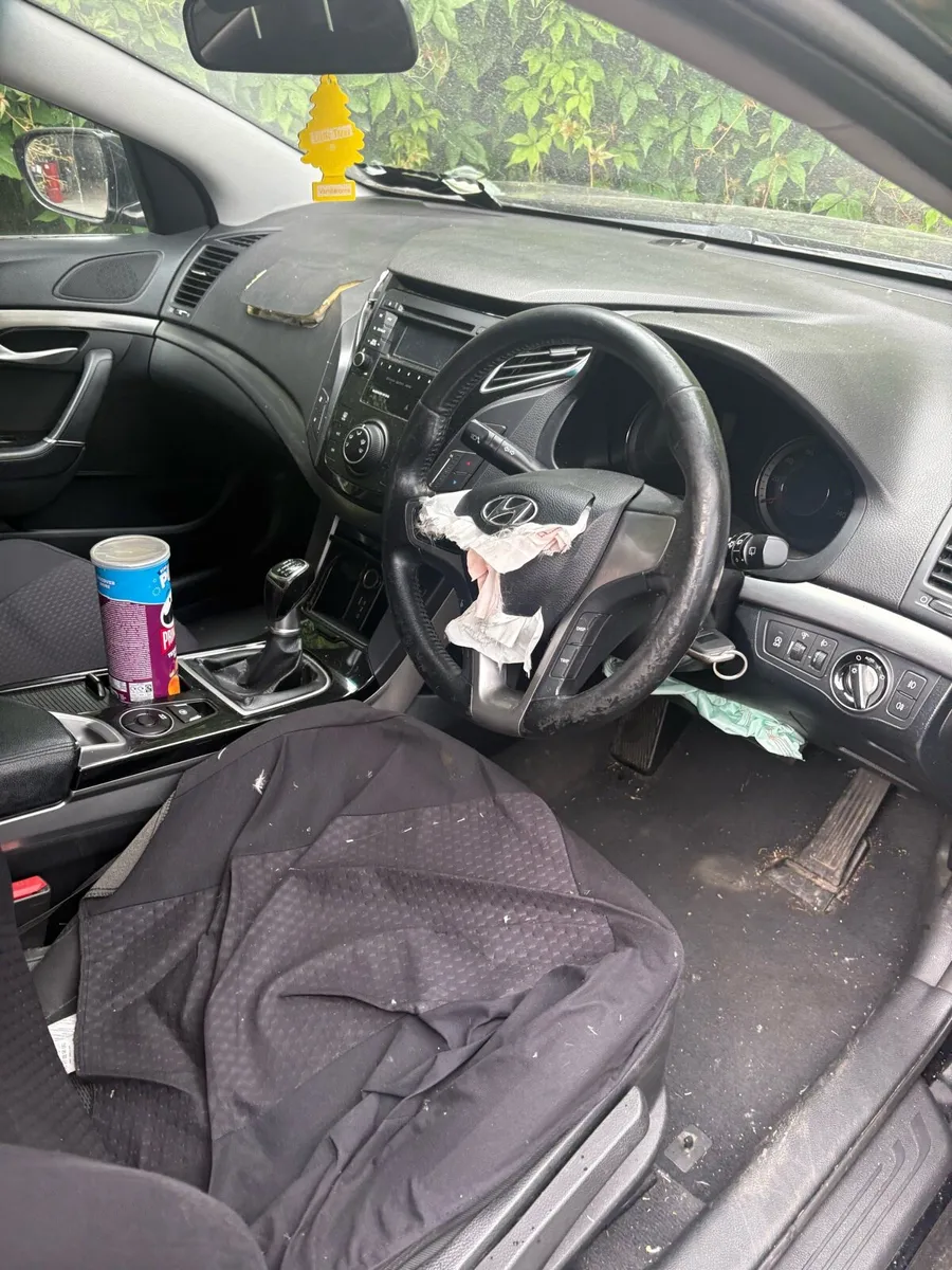 Hyundai i40 estate for parts or repairs - Image 3