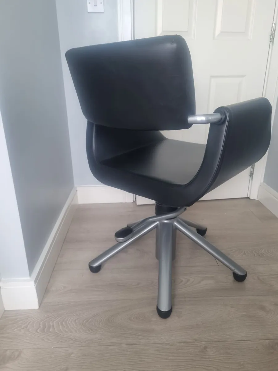 Hairdressing chair
