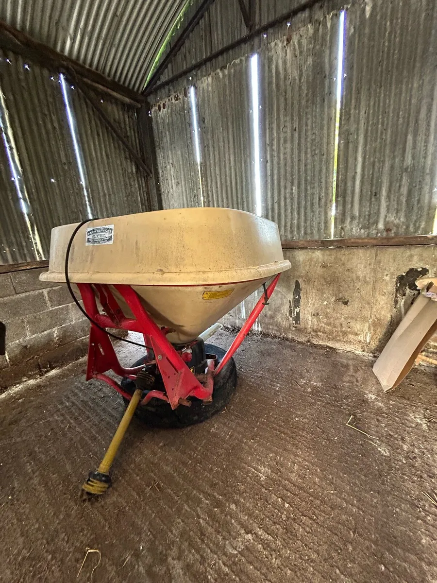 Vicon fertilizer spreader - Image 1