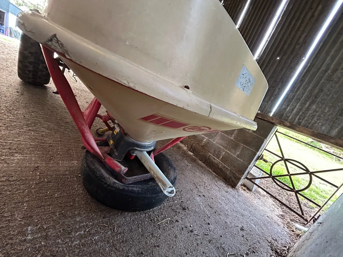 Vicon fertilizer spreader - Image 2