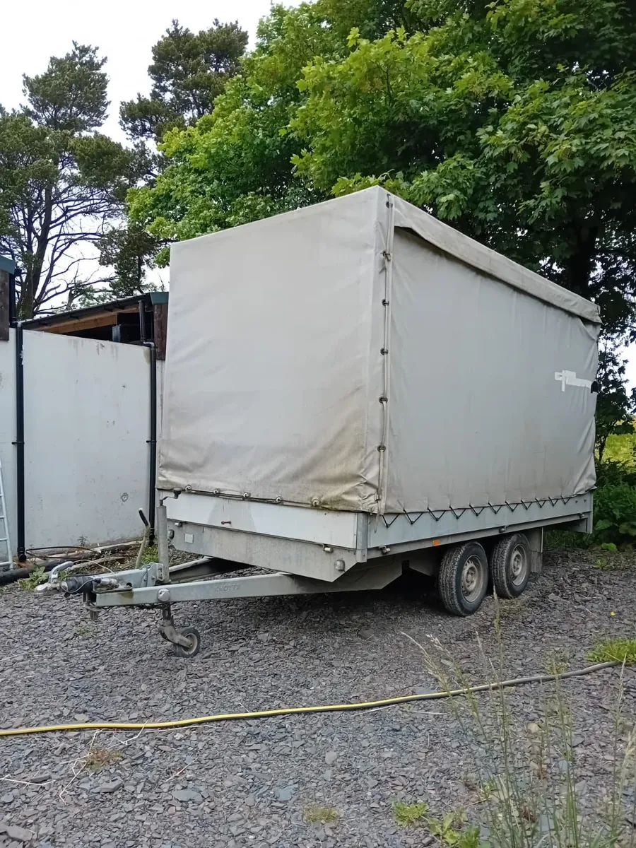 Curtain Trailer - Image 1