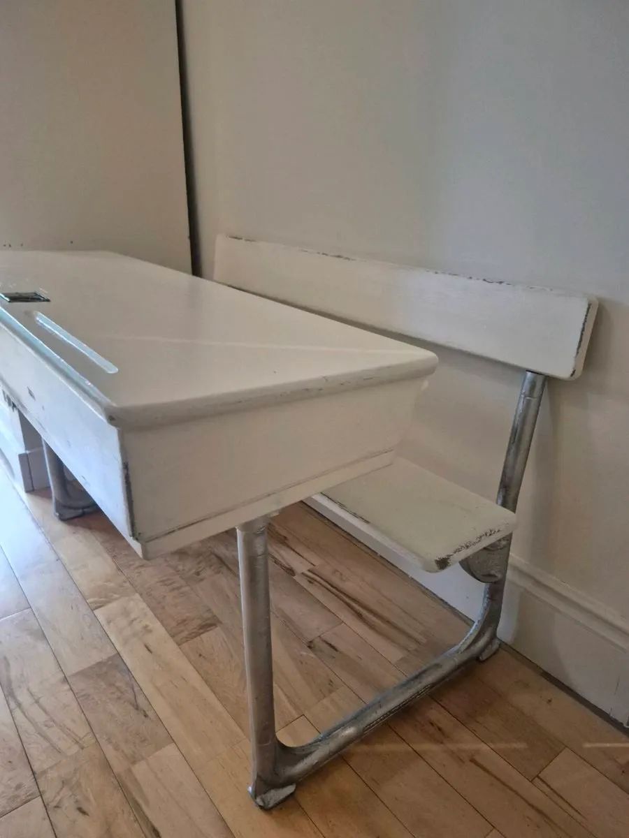 School desk - Image 1