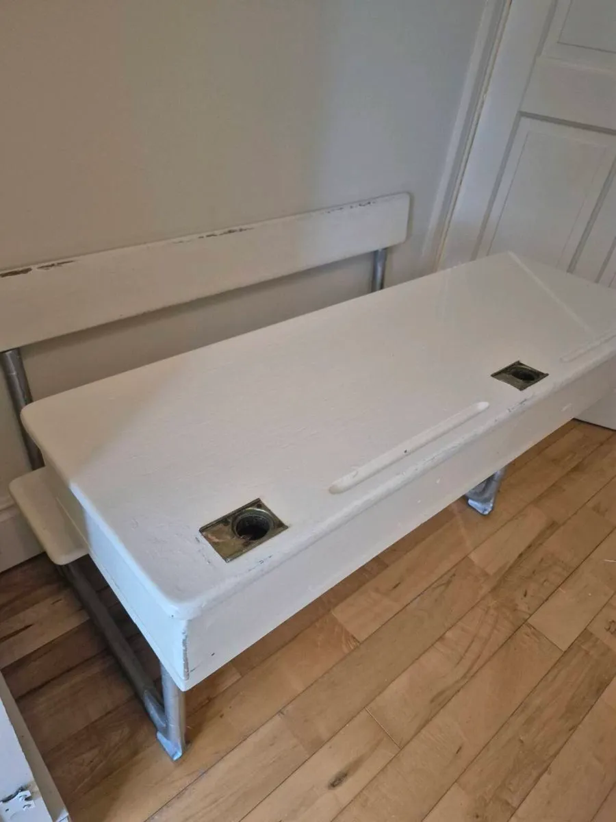 School desk - Image 2