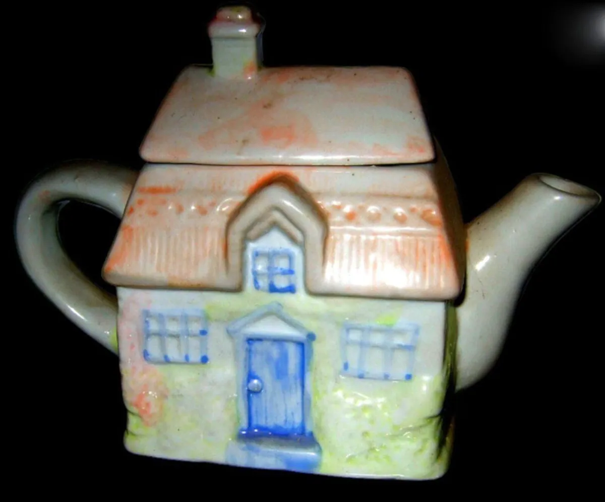'The Cottages' Vintage Teapot Collection - Image 4