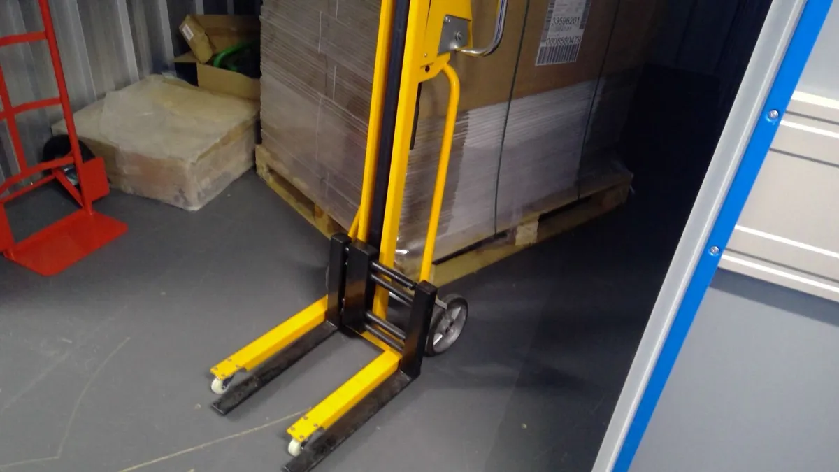 Manual Winch Lifter - Image 1