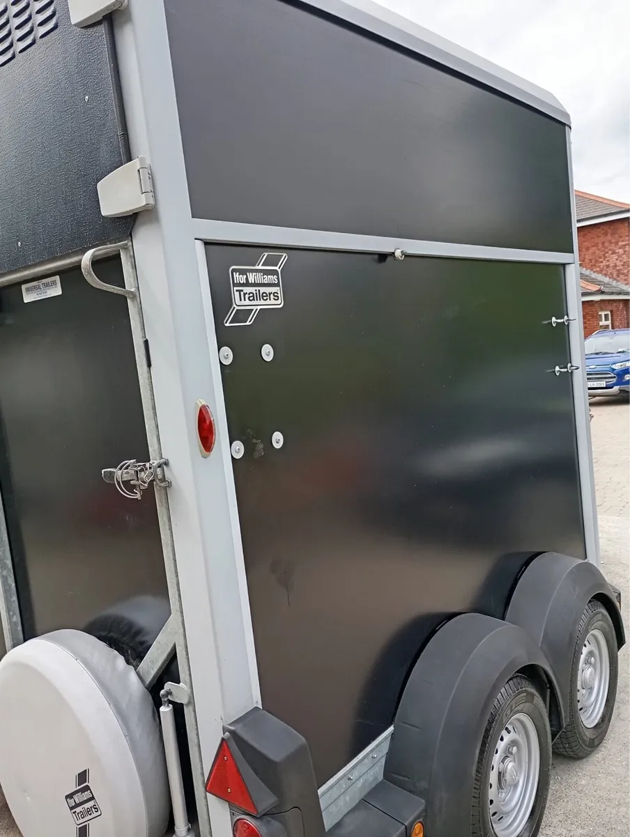 Ifor Williams HB511 Double Horsebox - Image 2