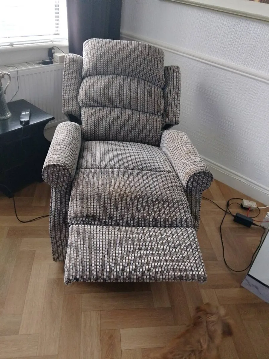 Rise and recline electric mobility armchair - Image 2